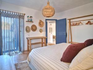 Un dormitorio con una cama y una puerta azul. en Leticia Villa with pool with amazing sea views, Paros, en Márpissa 19 fotos más