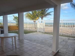 En balkon eller terrasse på Casa beira mar Itamaracá