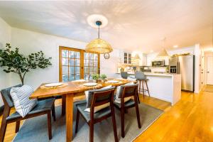 O bucătărie sau chicinetă la Orleans Holiday House