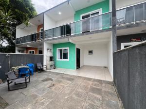 einen Balkon eines Hauses mit einer Terrasse in der Unterkunft Residencial Passos 2 in Guaratuba