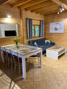 Domek letniskowy Zacisze في Urowo: غرفة معيشة بها طاولة وأريكة