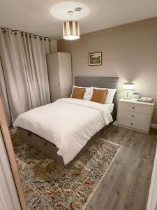 En eller flere senge i et værelse på Traditional meets Modern, steps to local shops