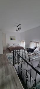 Giường trong phòng chung tại Bricktopia