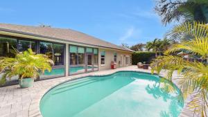 Swimmingpoolen hos eller tæt på Spacious home with pool sauna & firepit