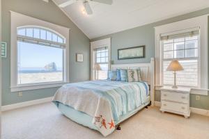 Ένα ή περισσότερα κρεβάτια σε δωμάτιο στο Whales Tail Cottage