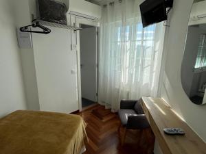 una camera con letto, divano e finestra di PR Una Estrella Dorada a O Pedrouzo Altre 74 foto