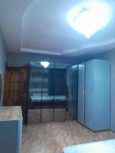 ein Zimmer mit einem Schlafzimmer mit einem Bett darin in der Unterkunft Zash Apartment in Baku