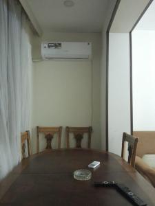 ein Zimmer mit einem Tisch, Stühlen und einer Heizung in der Unterkunft Zash Apartment in Baku