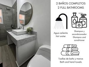 un bagno con lavandino e specchio di Increíble departamento en Juriquilla Qro a Juriquilla