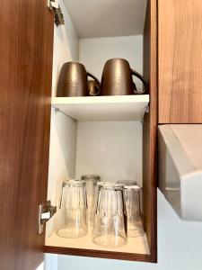 un armadio con tre barattoli di vetro e una porta di Increíble departamento en Juriquilla Qro a Juriquilla