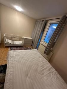 Кровать или кровати в номере Spacious and charming villa close Gothenburg