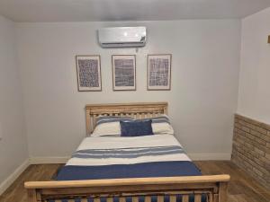 马塔莫罗斯Modern Industrial Artsy Apt Remodel Secure的卧室里有一张铺着蓝白床单的床 更多5张照片