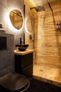 ein Badezimmer mit Waschbecken und Dusche in der Unterkunft Clair de Lune - Stade de France - Netflix in Aubervilliers