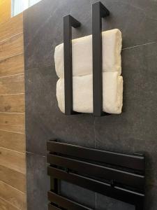 zwei Handtücher hängen an einer Wand im Bad in der Unterkunft Clair de Lune - Stade de France - Netflix in Aubervilliers