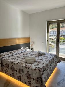 een slaapkamer met een groot bed met een sprei met bloemen bij Le Gemme Luxury in Zambrone