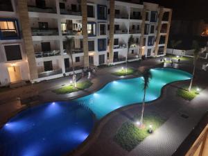 マルティルにあるAppartement haut standing 2 chambres piscine Martilの夜のスイミングプールのオーバーヘッドビュー +8枚の写真