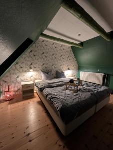 FøllenslevにあるKjærgaarden B&B - Bed & Breakfast i Havnsøのベッドと緑の壁のある寝室