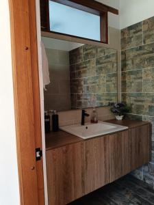 Hotel Pliosaurio Campestre في فيلا دي ليفا: حمام مزود بحوض ومِرآة