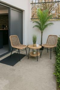 deux chaises et une table sur une terrasse dans l'établissement Suite SPA PRIVÉE, à Portet-sur-Garonne