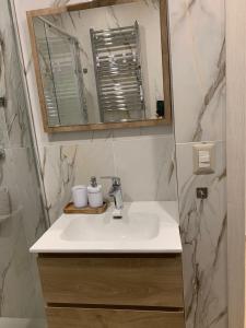 Ένα μπάνιο στο b&b NEAR AIRPORT LAMEZIA