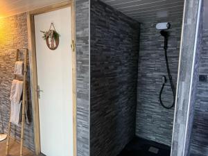 une salle de bains avec un mur en briques et une douche dans l'établissement Suite SPA PRIVÉE, à Portet-sur-Garonne 11 autres photos