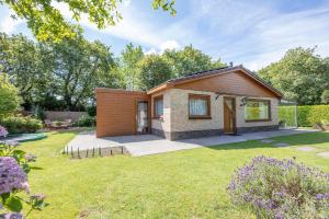 a small house in a garden with a yard at Jonkerstee 21 - Ouddorp in Ouddorp