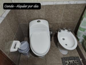 ein Badezimmer mit Toilette und Waschbecken in der Unterkunft Departamento Interno Cande in Salta