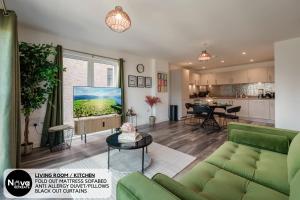 Posezení v ubytování The Lexington Luxe - Central Birmingham Luxury Apartment with Free Parking, Workspace & Superfast WiFi near O2 Arena, Mailbox & Edgbaston Stadium