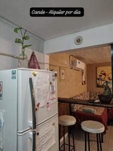 eine Küche mit einem weißen Kühlschrank und einem Tisch in der Unterkunft Departamento Interno Cande in Salta