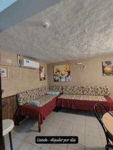 ein Wohnzimmer mit Sofa und Tisch in der Unterkunft Departamento Interno Cande in Salta