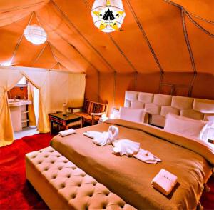 Ένα ή περισσότερα κρεβάτια σε δωμάτιο στο Merzouga Stellar Camp