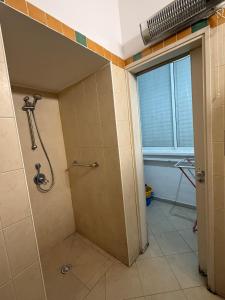 a bathroom with a shower and a window at דירת ציון in Petaẖ Tiqwa
