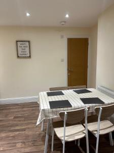 une salle à manger avec une table et quelques chaises dans l'établissement The Albert, Montpellier, à Bristol