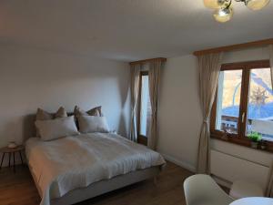 Un dormitorio con una cama y una ventana con vistas. en Apartment Panorama, en Eischoll