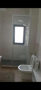 Et badeværelse på Superbe appartement residence Kalia Front de terre + 4 billeder