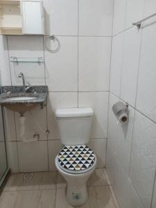 Et badeværelse på Casa três com cozinha compartilhada + 3 billeder