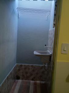 Et badeværelse på Casa três com cozinha compartilhada