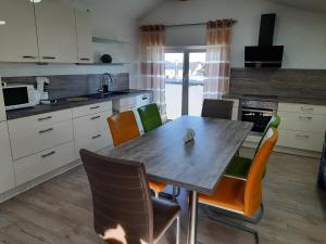 Køkken eller tekøkken på Unterkunft im Dachgeschoss in Steinmauern + 4 billeder