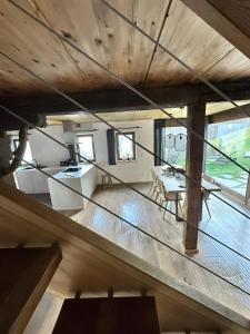 Bergchalet h e i m a t في سان مارتينو: اطلالة علوية على غرفة مع طاولة وكراسي