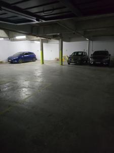 een parkeergarage met drie auto's erin geparkeerd bij Complejo la argentina in Ostende