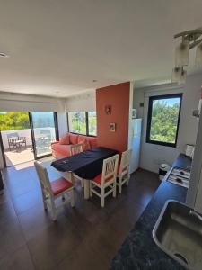 een keuken en eetkamer met een tafel en stoelen bij Complejo la argentina in Ostende