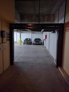 twee auto's geparkeerd op een lege parkeerplaats bij Complejo la argentina in Ostende