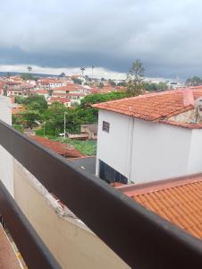 una vista di una città dal tetto di un edificio di Pousada Solluar a Paracatu