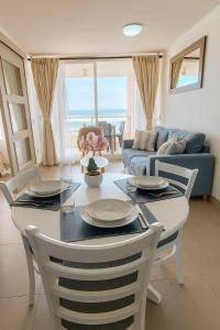 Χώρος καθιστικού στο Vive la magia del mar cada día desde tu terraza