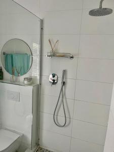 ein Badezimmer mit Dusche und Spiegel in der Unterkunft Luxury Beach Front Apartment in Strand