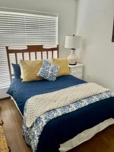 ein Bett mit blauer Bettwäsche und Kissen in einem Schlafzimmer in der Unterkunft Luxury Beach Front Apartment in Strand