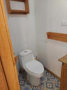 Ένα μπάνιο στο Hostal Pirineos +3 φωτογραφίες