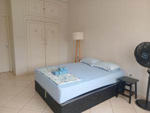 una camera da letto con un letto in una stanza di Capsula Residence Hotel a Marília