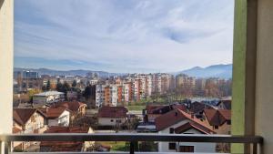 un balcone con vista sulla città e sugli edifici di Apartman Savanovic a Banja Luka