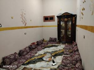 um quarto com uma cama com um prato de comida em البيت السيوي em Oásis de Siuá